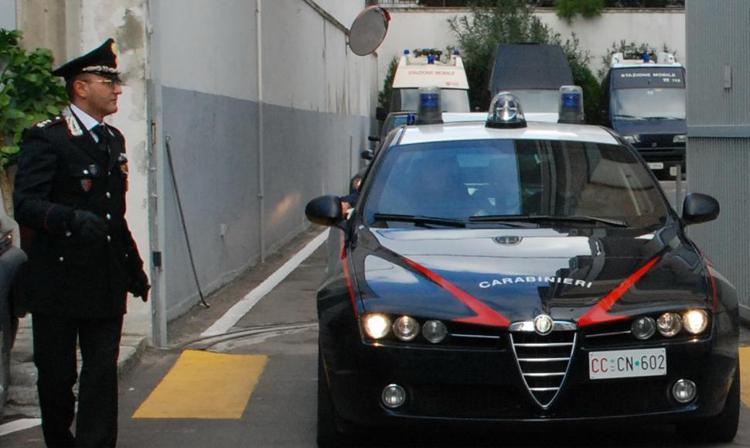 Al grido ‘a morte i politici’ colpisce passanti con mazze da baseball: un ferito grave vicino Roma