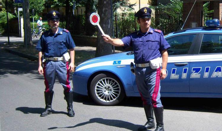 Roma, arrestato il rapinatore di tassisti: tradito dal tatuaggio
