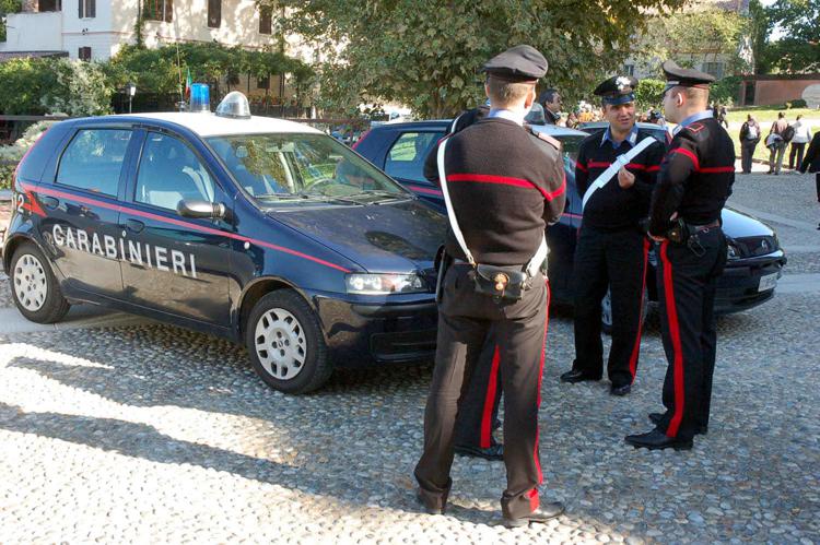 Roma, usavano un anello di ferro per rubare nelle auto: tre arresti