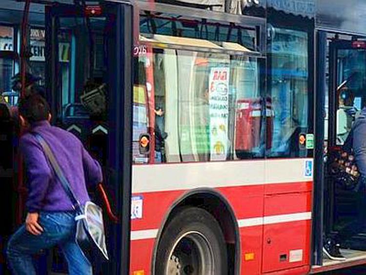 Su bus senza biglietto aggrediscono controllori: denunciate 2 minorenni
