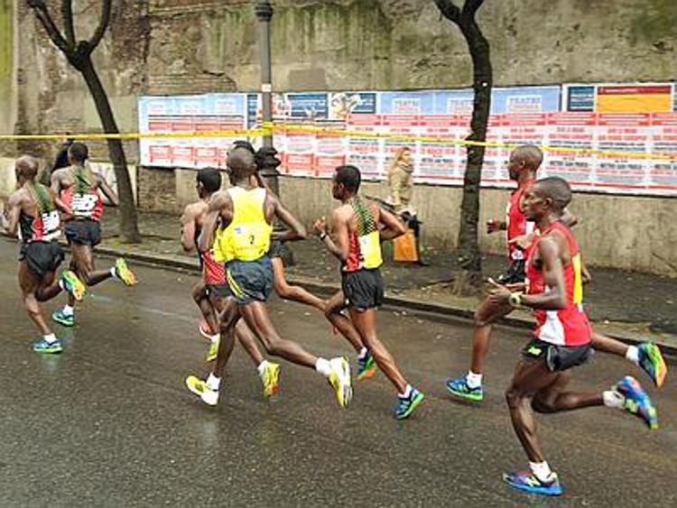 Maratona Roma, doppietta etiope sotto la pioggia. E Zanardi firma il poker