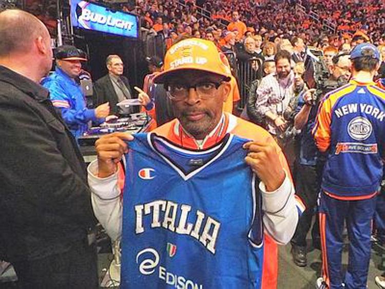 Basket, maglia azzurra donata a Spike Lee prima del derby Knicks-Nets