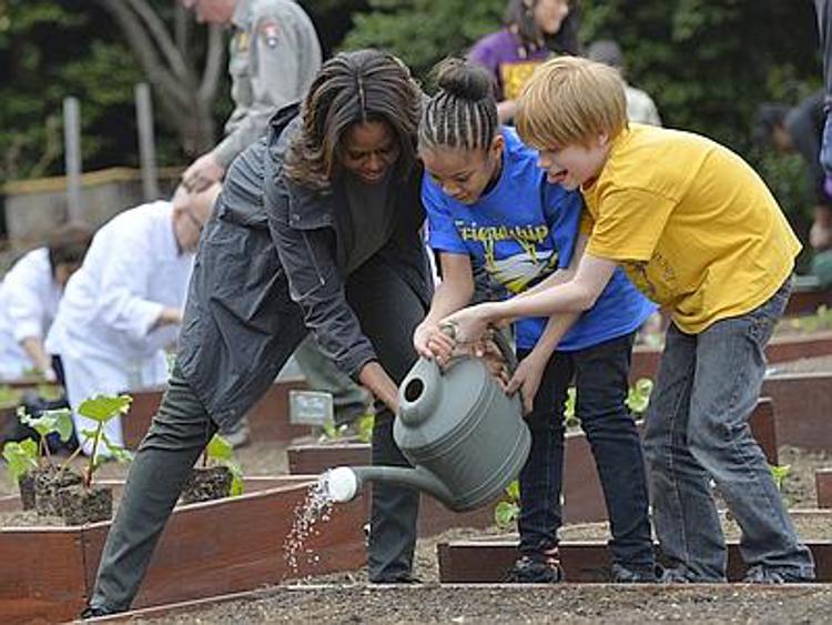 Michelle Obama nell'orto della Casa Bianca con gli studenti /FOTO