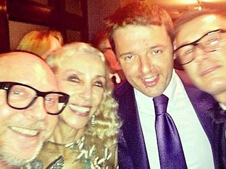 Quelle pose di Renzi: selfie con Dolce e Gabbana al galà di Londra