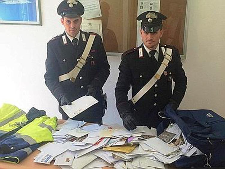 Roma, sorpreso a rubare corrispondenza: fermato con 25 kg di posta