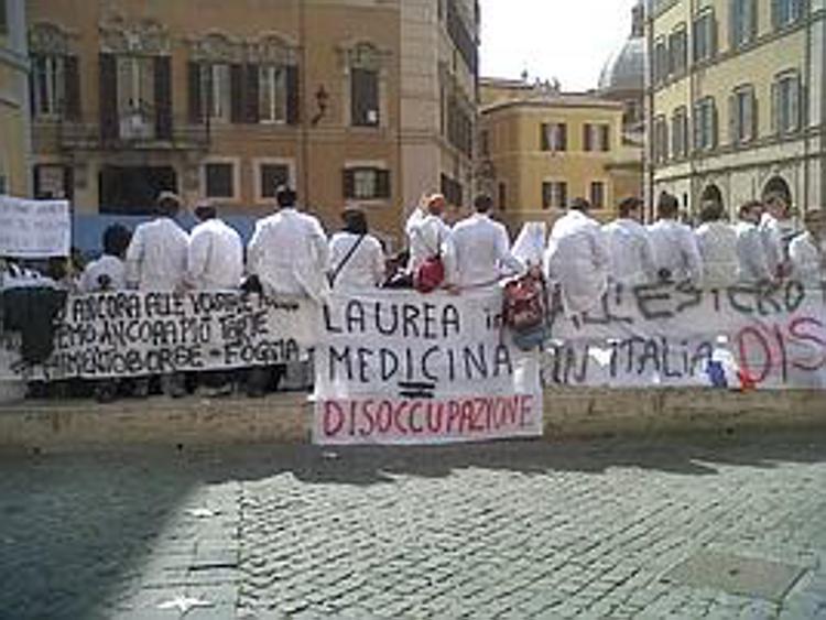 Giovani medici in piazza con biglietto aereo, in Italia senza futuro