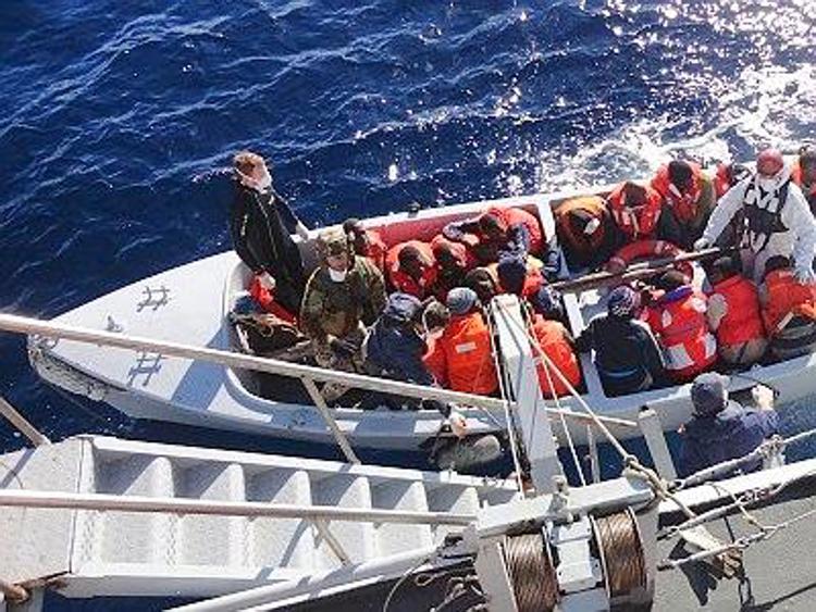 Navi Marina Militare soccorrono due barconi con 730 migranti