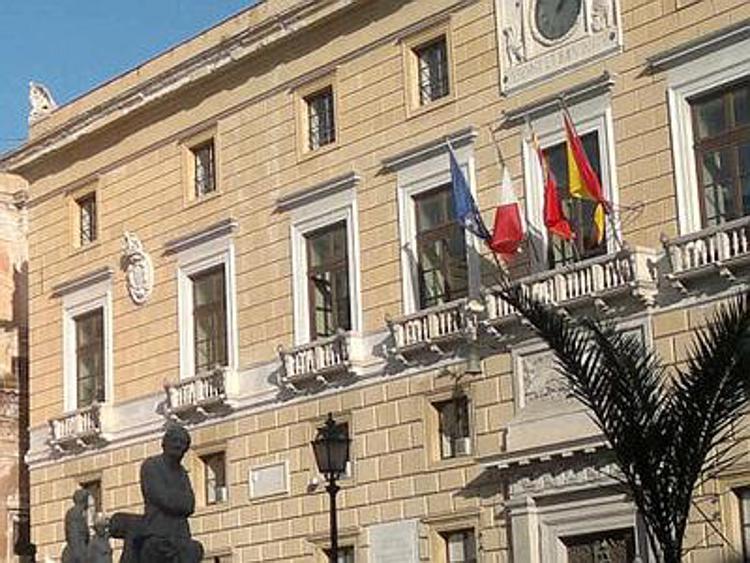 Blitz della Polizia in uffici Tributi Comune di Palermo, sequestrati documenti