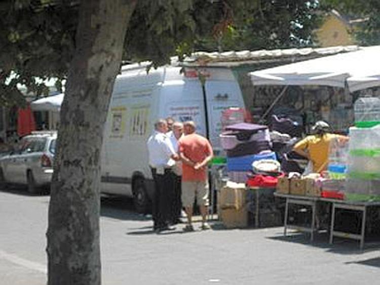 Napoli, vigile urbano aggredito da ambulanti: solidarietà dai commercianti