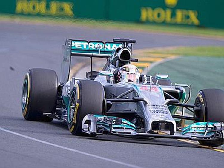Gp Malesia, Hamilton in pole davanti a Vettel e Alonso quarto