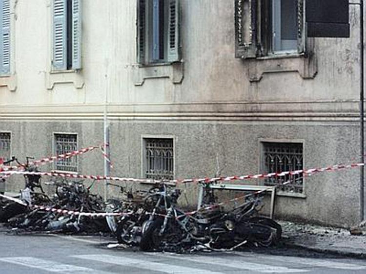 Roma, bruciati 14 motorini e 4 auto a Testaccio: fiamme fino a facciata palazzo