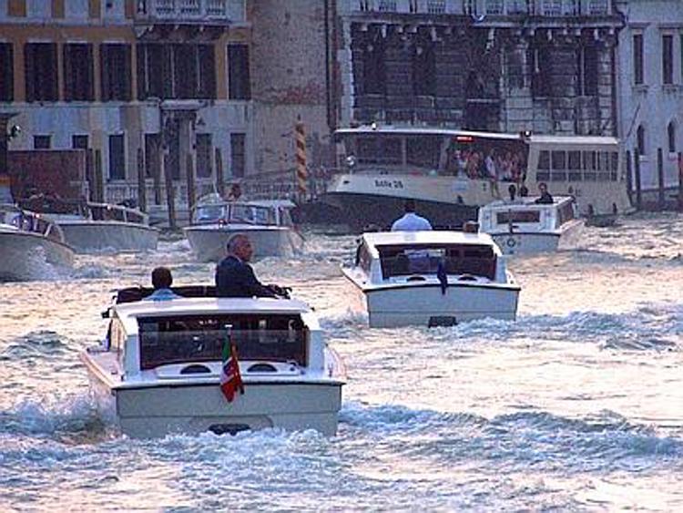 Taxi sovrapotenziati in laguna di Venezia, smascherati dalla Guardia Costiera