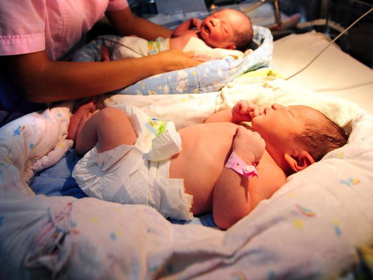 Salute: madre surrogata partorisce due gemelli, uno è Down, lo lasciano