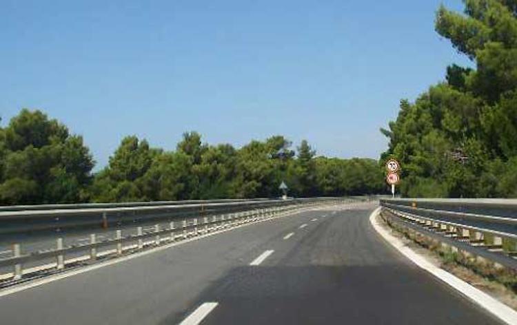 Cede tratto autostrada Palermo-Catania, bloccato pullman del Trapani Calcio