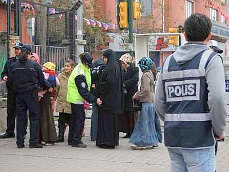 Turchia: minacce a sciiti, incendiata loro moschea a Istanbul