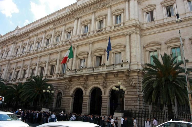 Debito dell'Italia sostenibile, ma Bankitalia avverte 