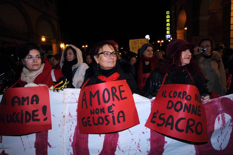 Donne manifestano contro la violenza sulle donne (Infophoto) - infophoto