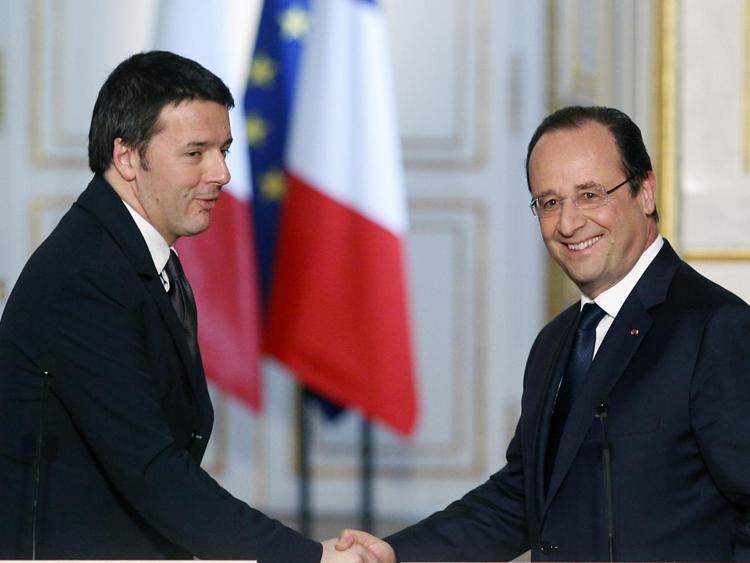 Matteo Renzi e Francois Hollande (foto Infophoto)