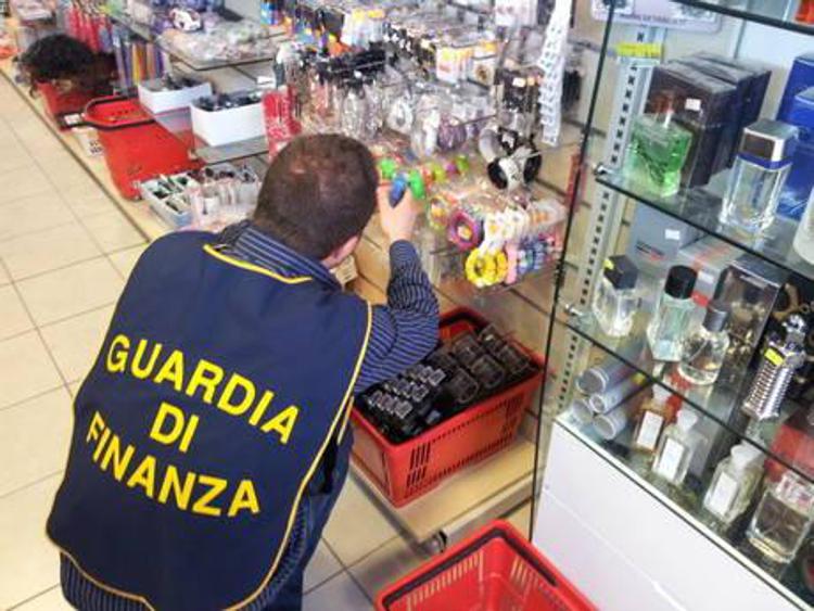 Brescia: Gdf sequestra 2300 prodotti contraffatti, tre denunce