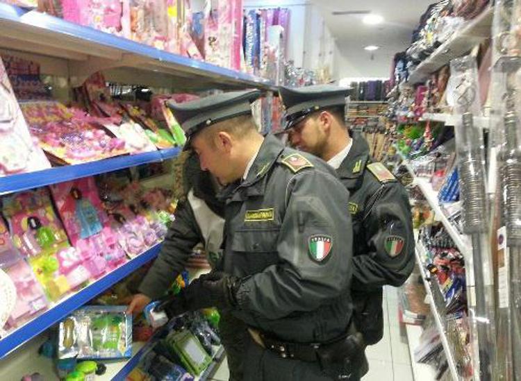 Catania: Gdf sequestra 50mila articoli contraffatti, denunciati tre cinesi