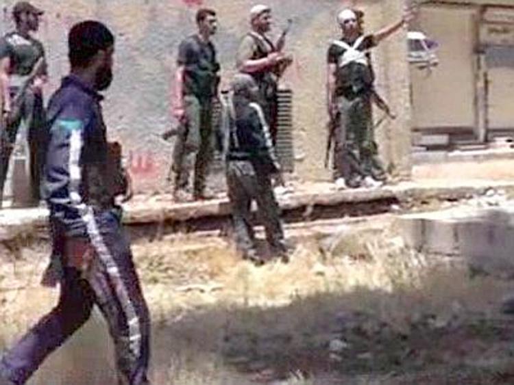 Siria: orrore a Aleppo, jihadisti Isil crocifiggono commilitone per estorsione