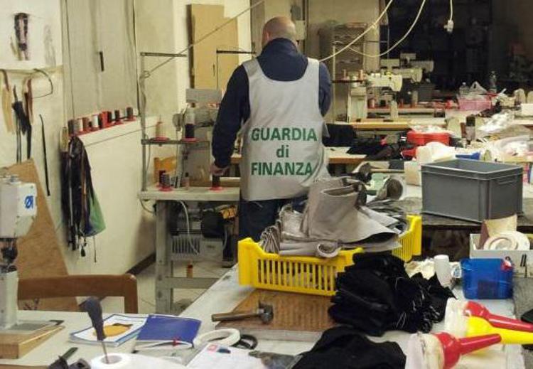 Prato: sequestrati 2.200 capi contraffatti da ditte cinesi