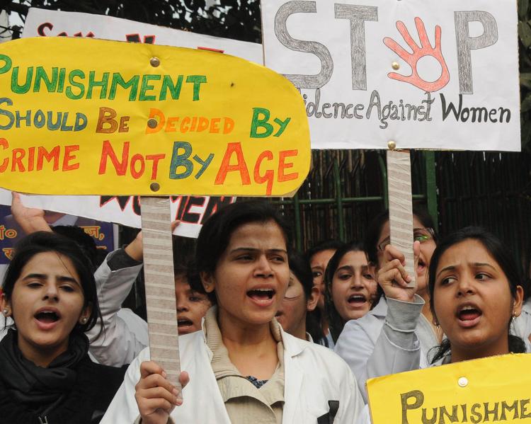 India, ennesimo stupro di gruppo: la vittima denuncia quattro agenti di polizia
