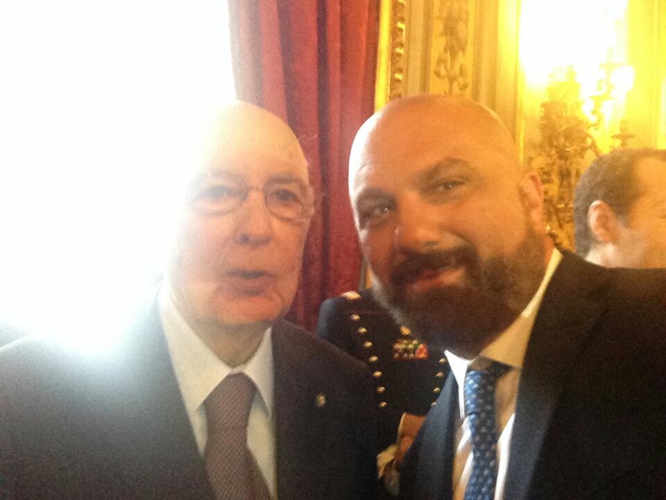L’autoscatto del make-up artist Ermanno Spera con il presidente Napolitano, con cui si è sdoganato il selfie presidenziale. Alla domanda del truccatore che gli chiedeva il permesso di ‘scattare’ Napolitano ha risposto ironico: “Le foto non si chiedono, si fanno”. 