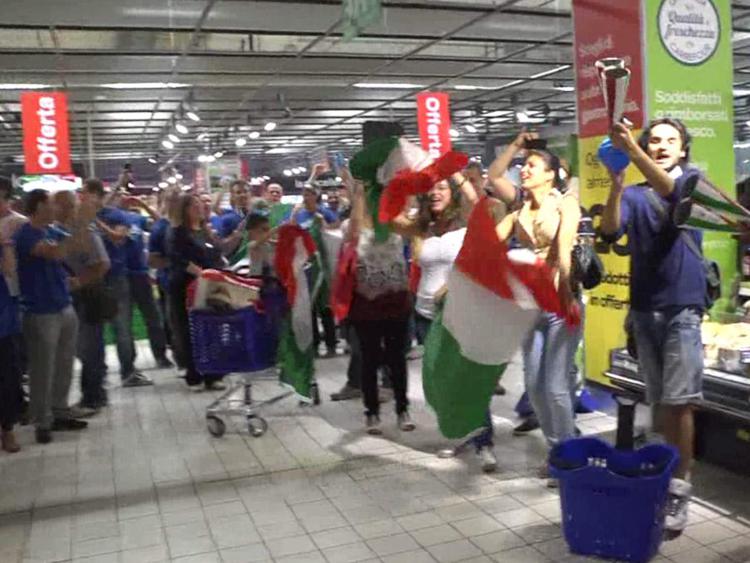 Brasile 2014, flash mob e spesa “regalata” nei Carrefour italiani se vince l’Italia