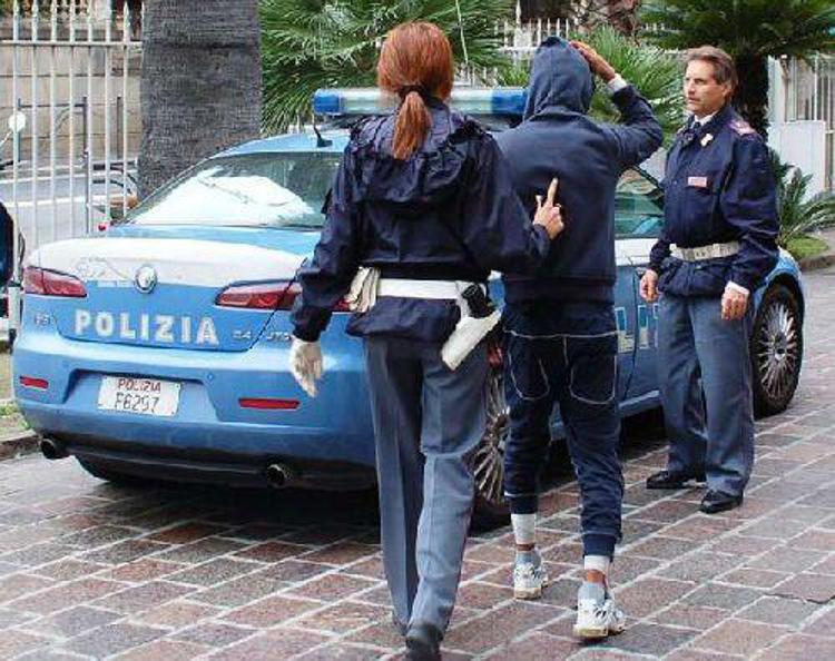 Roma: 5 rapinatori arrestati, uno ha minacciato con coltello donna e figlio 4 anni