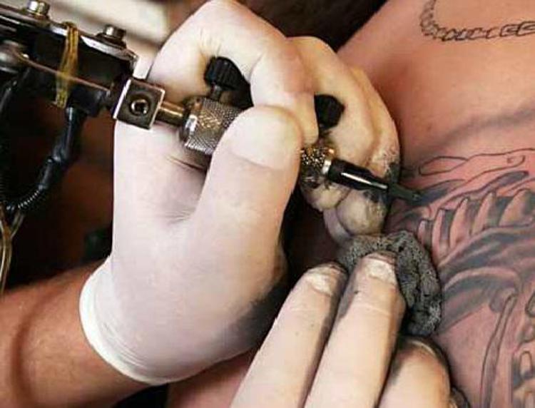 Pavia: spacciava droga per 'pagarsi' tatuaggi, arrestato animatore turistico
