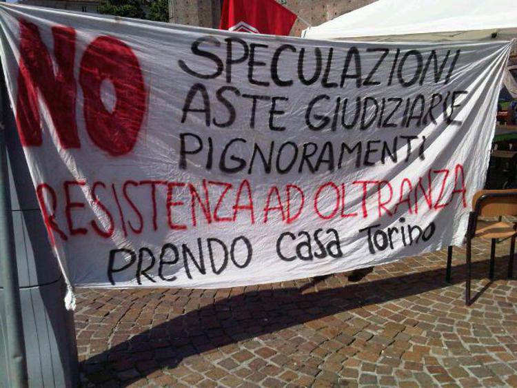 Casa: Torino, occupanti e sfrattati in presidio sotto Prefettura