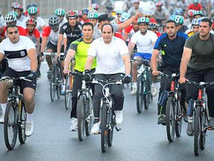 Egitto: al-Sisi in bicicletta, risparmiate su carburante