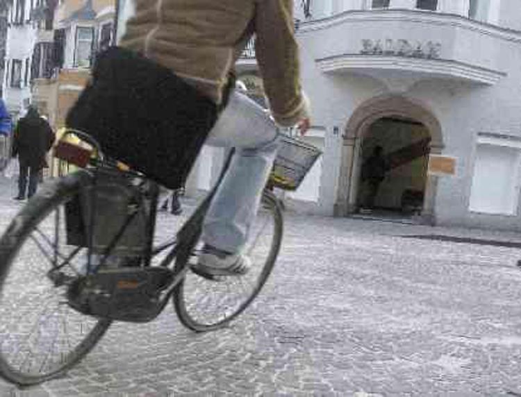Pavia: fermato corriere marijuana in bici, nascondeva droga in abiti figlio nascituro