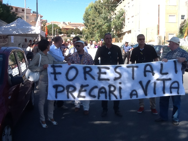 Catania: protesta forestali, lavoratori incatenati