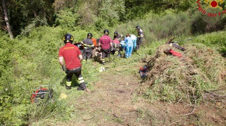 Incidenti: trattore si ribalta e finisce in scarpata, muore allevatore a Iglesias