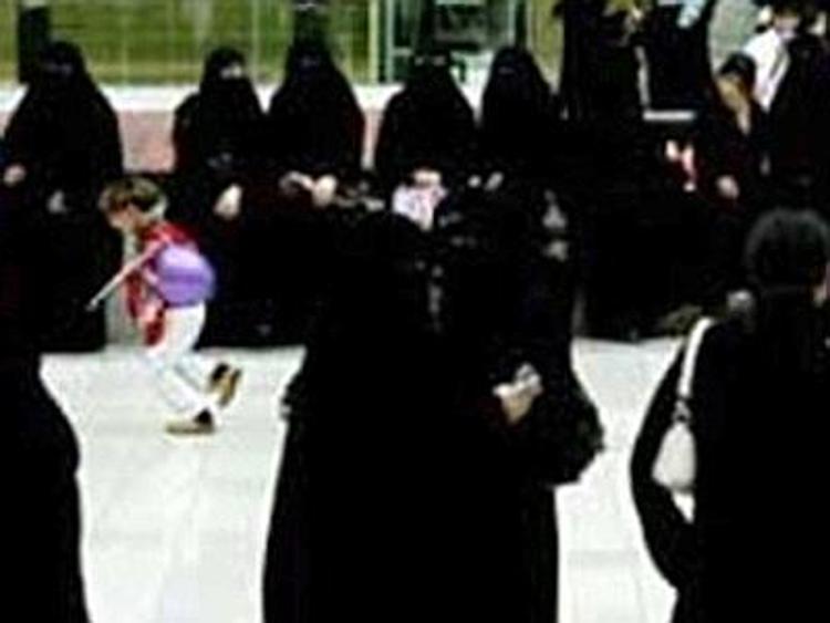 A.Saudita: torta a forma di camion guidato da donna, pasticcere licenziato