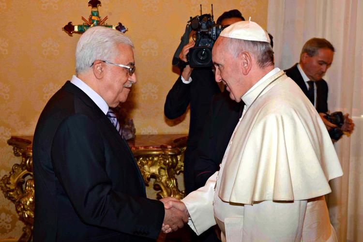 Francesco con Mahmoud Abbas (Infophoto) 