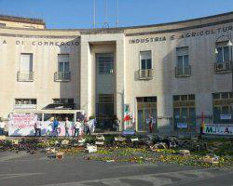Ragusa: protesta Forconi, ortaggi in piazza e presidio su tetto Camera Commercio