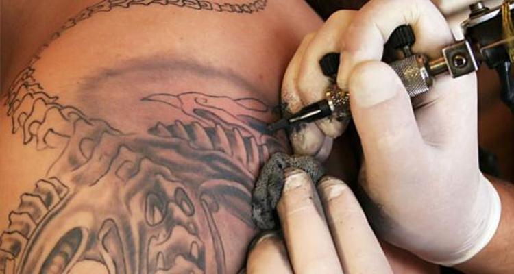 Roma: bomba carta contro negozio tatuaggi, danni a serranda