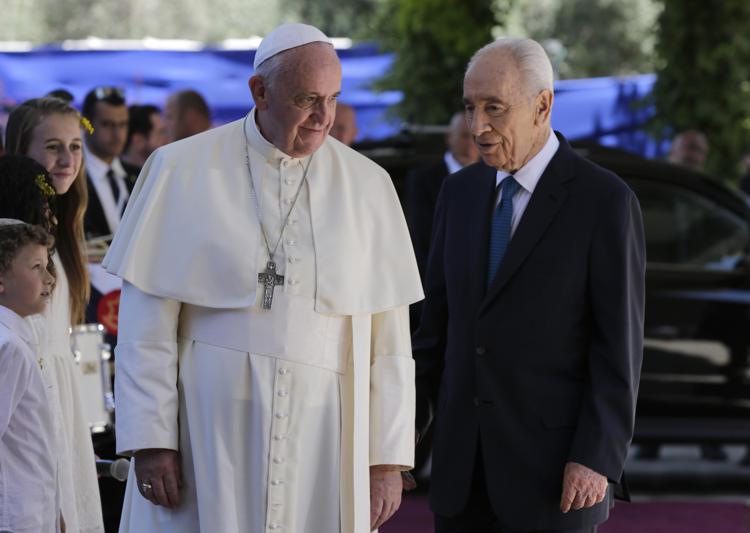 Francesco con Shimon Peres (Infophoto)