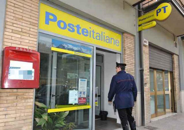 Per redazione Avellino. Avellino 18-11-09 l'ufficio postale di Bellizzi Irpino qualche minuto dopo la rapina. Foto Carmine Bellabona