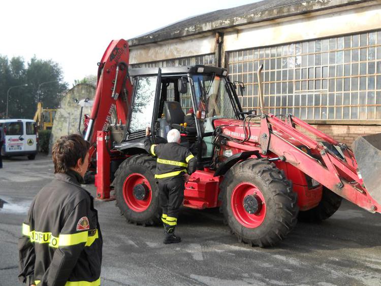 Cagliari, folle fuga con escavatore rubato: travolge barriere e colpisce case