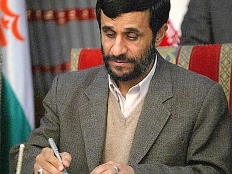 Iran: Ahmadinejad sotto inchiesta, ha 'rubato' 26 auto blu