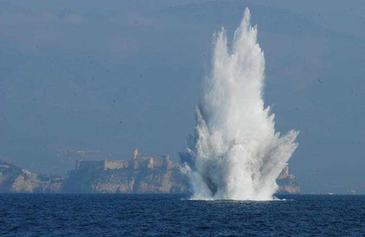 Napoli: fatta brillare bomba in mare da Marina Militare