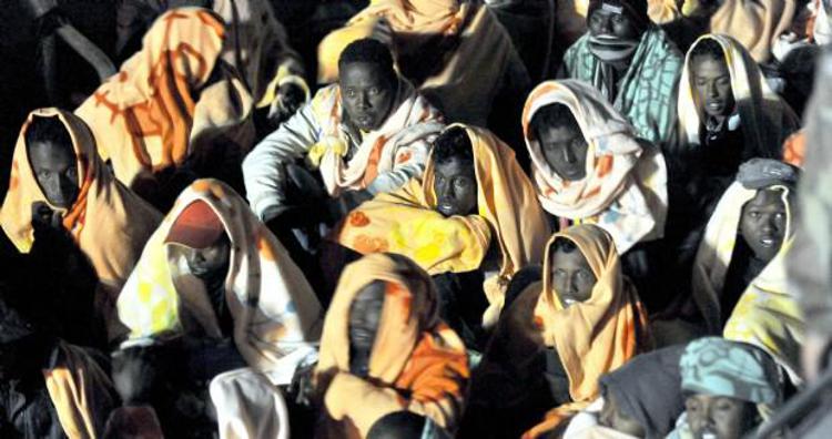 Cargo maltese con a bordo 98 immigrati sbarca a Catania, tra loro presenti 43 bambini