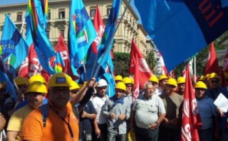 Palermo: operai comitato edili disoccupati occupano stanza vice sindaco