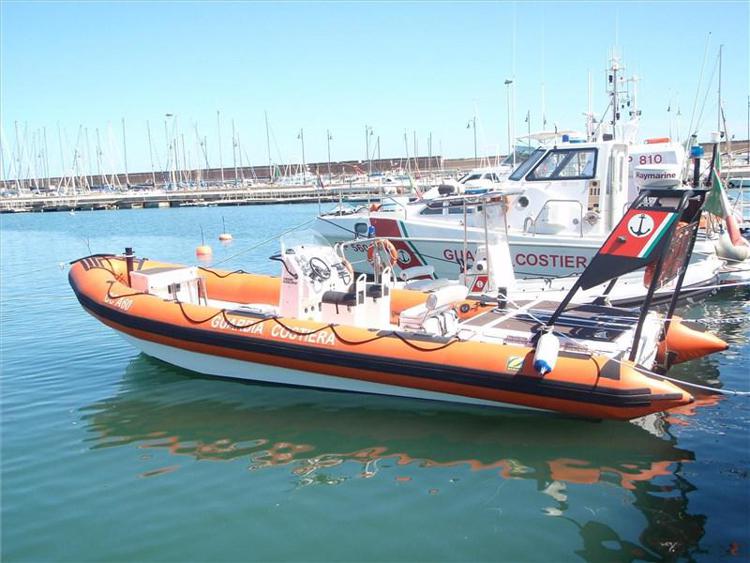 Sassari: Guardia costiera soccorre catamarano francese incagliato all'Asinara