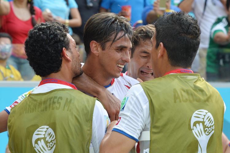 Bryan Ruiz festeggia la sua rete con i compagni di squadra (Xinhua)