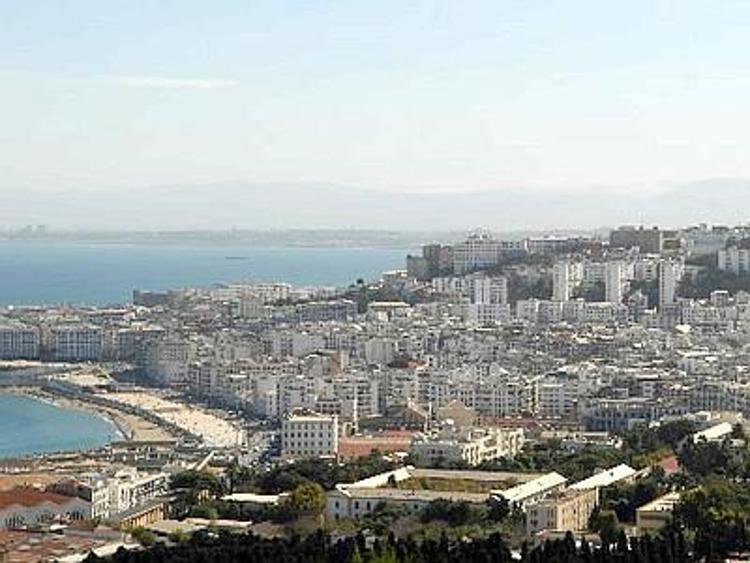 Algeria: salafiti manifestano per dire 'no' a vendita alcolici